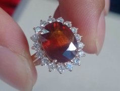 少见：一颗具有“沙金效应”橙色蓝宝石